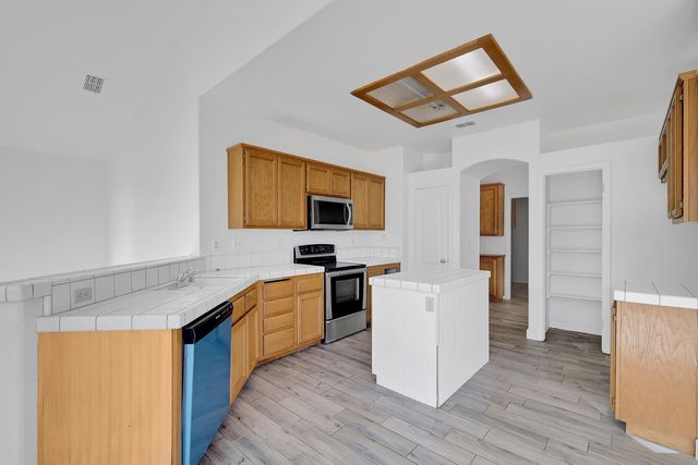 2004 Falls Dr, Yuba City, CA 95993