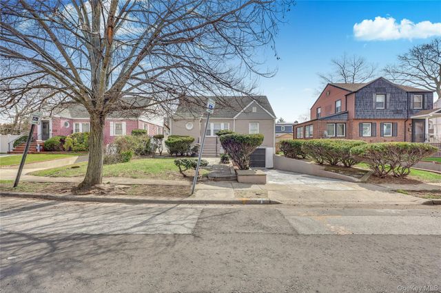5 Hawthorne Lane, Valley Stream, NY 11581