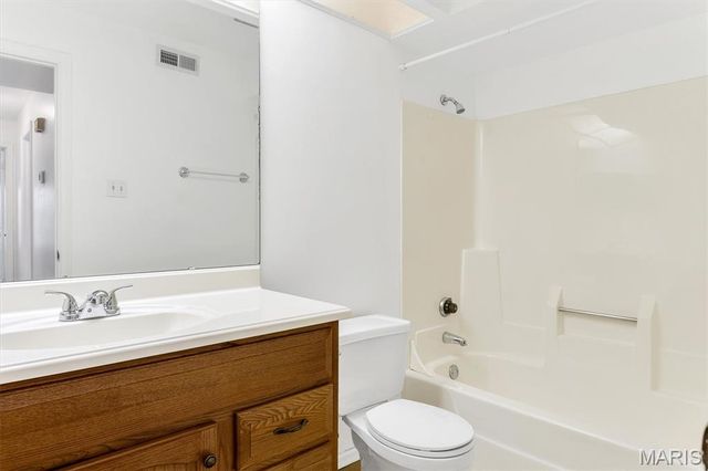 5353 N Kenrick Parke Drive 205, St Louis, MO 63119