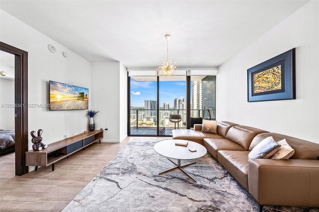 1000 Brickell Plz 2111, Miami, FL 33131