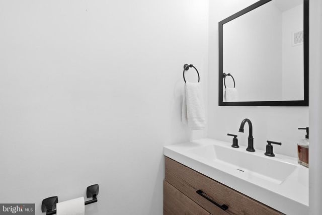 2211 FRANKLIN ST NE, Washington, DC 20018