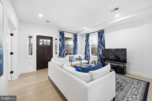 2211 FRANKLIN ST NE, Washington, DC 20018