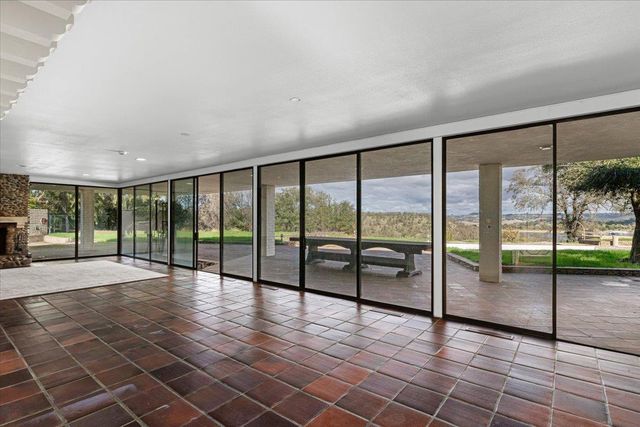 10497 Crystal Dr, Wallace, CA 95224