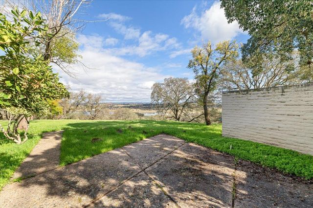 10497 Crystal Dr, Wallace, CA 95224