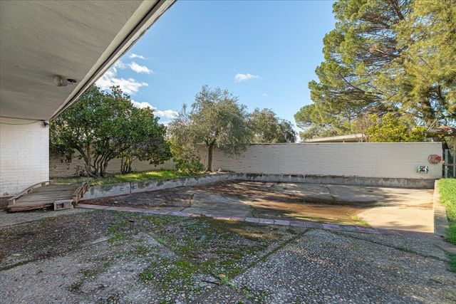 10497 Crystal Dr, Wallace, CA 95224