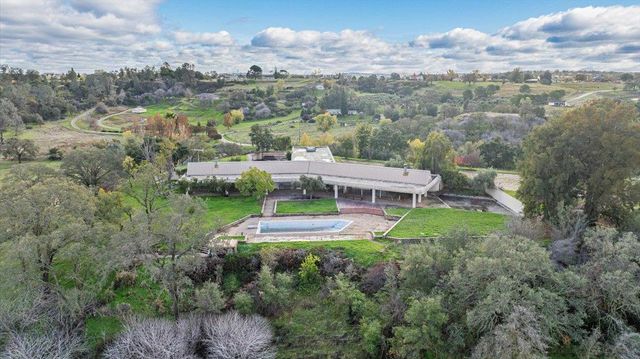 10497 Crystal Dr, Wallace, CA 95224