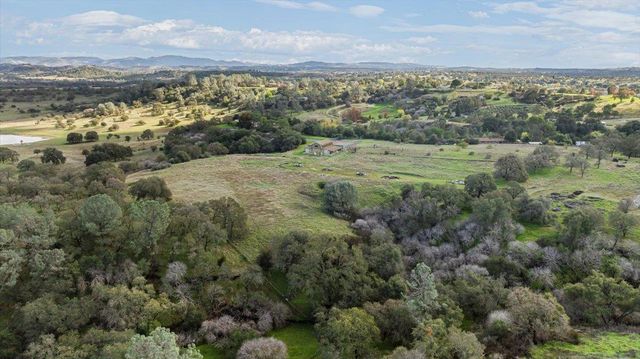 10497 Crystal Dr, Wallace, CA 95224