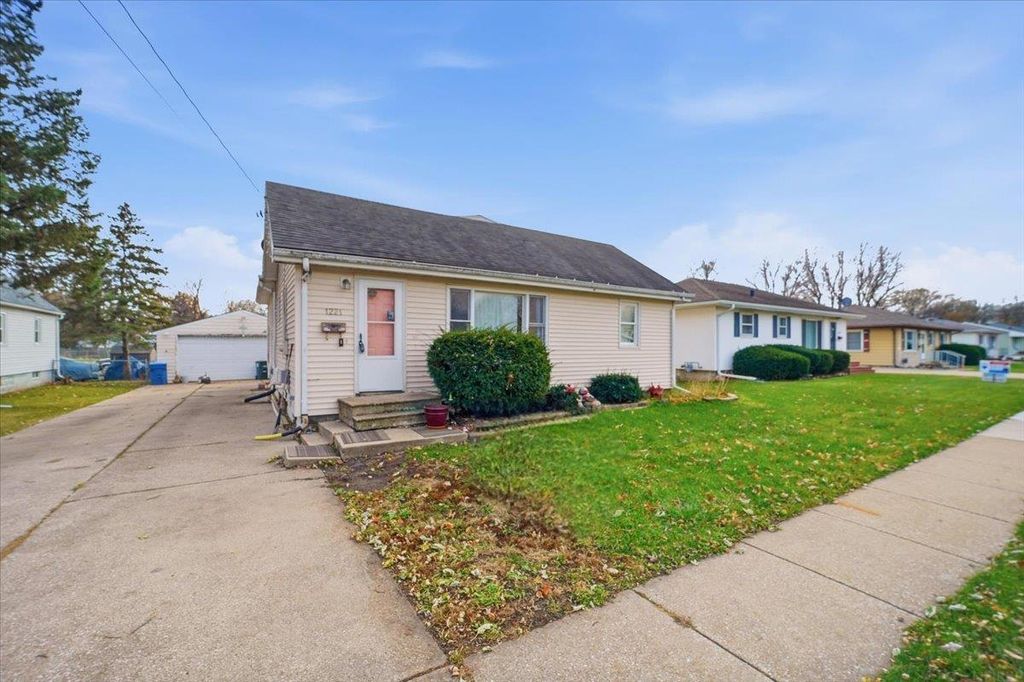 1221 Downing Avenue, Waterloo, IA 50701