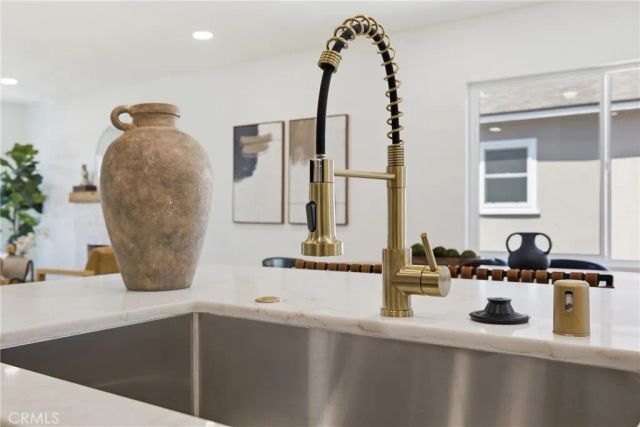 1098 E Ridgewood, Long Beach, CA 90807