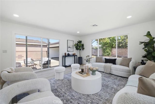 1098 E Ridgewood, Long Beach, CA 90807