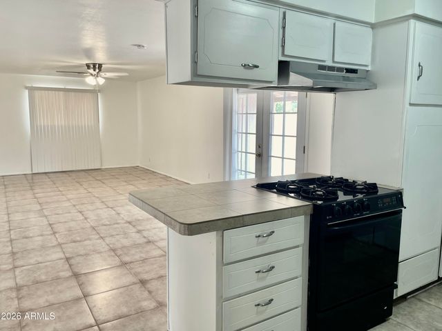 949 W Parkway Boulevard, Tempe, AZ 85281