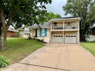 201 Oakridge Drive, Weatherford, TX 76086