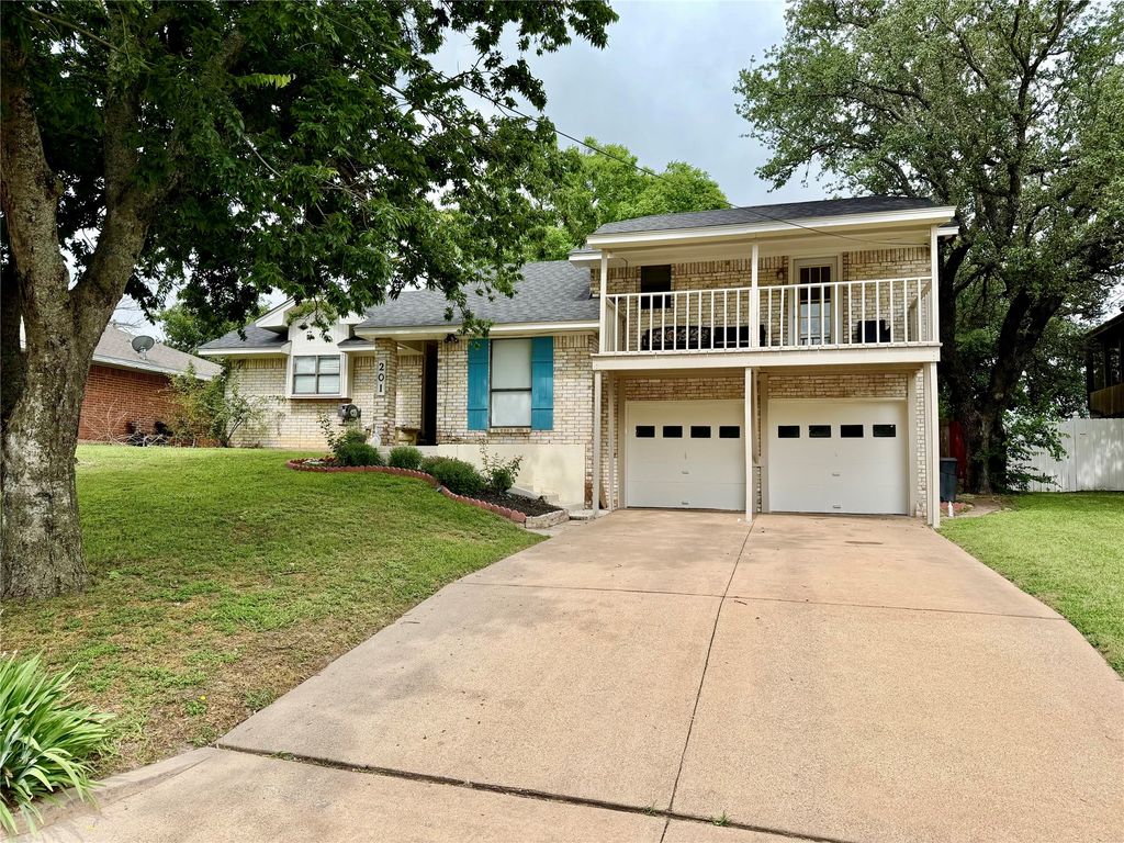 201 Oakridge Drive, Weatherford, TX 76086