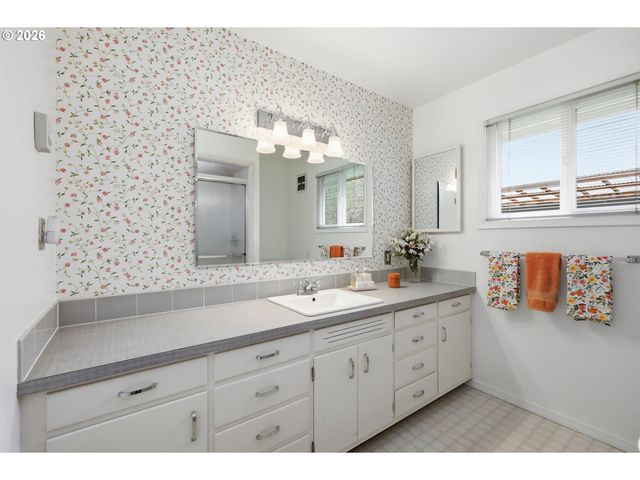 1420 EVERGREEN Dr, Eugene, OR 97404