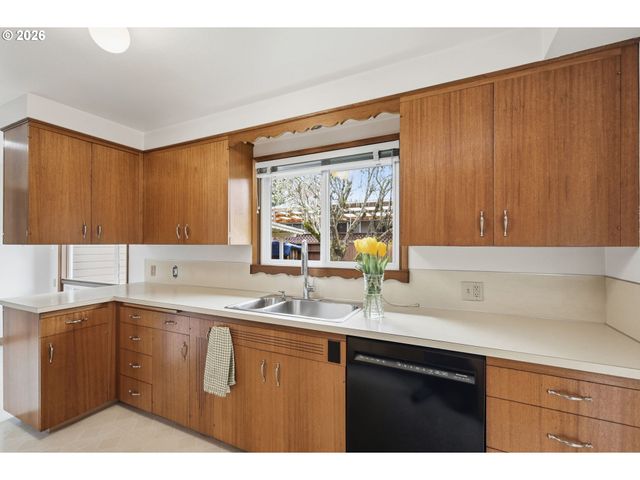 1420 EVERGREEN Dr, Eugene, OR 97404