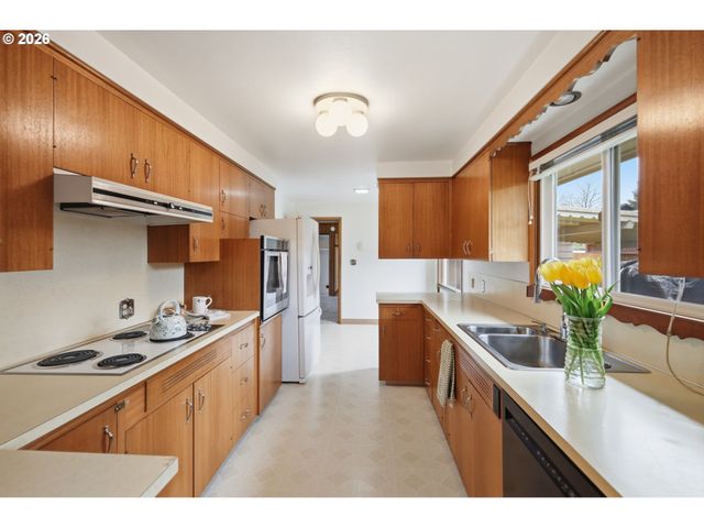 1420 EVERGREEN Dr, Eugene, OR 97404