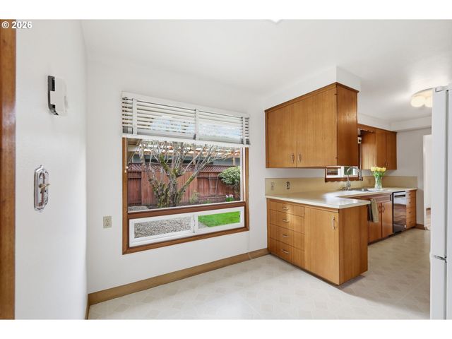 1420 EVERGREEN Dr, Eugene, OR 97404