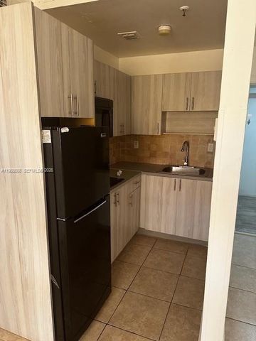 2730 Collins Ave 205, Miami Beach, FL 33140