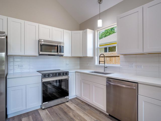 147 W Pine DR, Granite Shoals, TX 78654