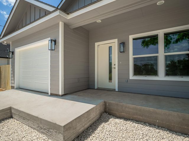 147 W Pine DR, Granite Shoals, TX 78654