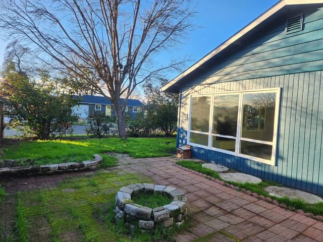 402 Emerald Circle, Medford, OR 97501