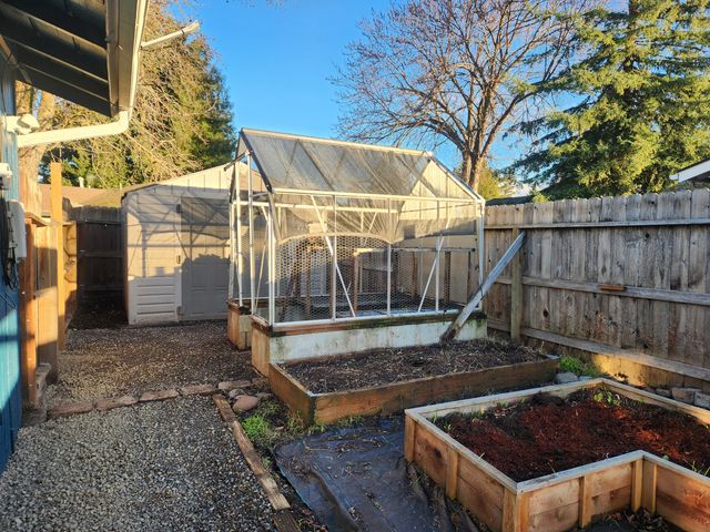 402 Emerald Circle, Medford, OR 97501