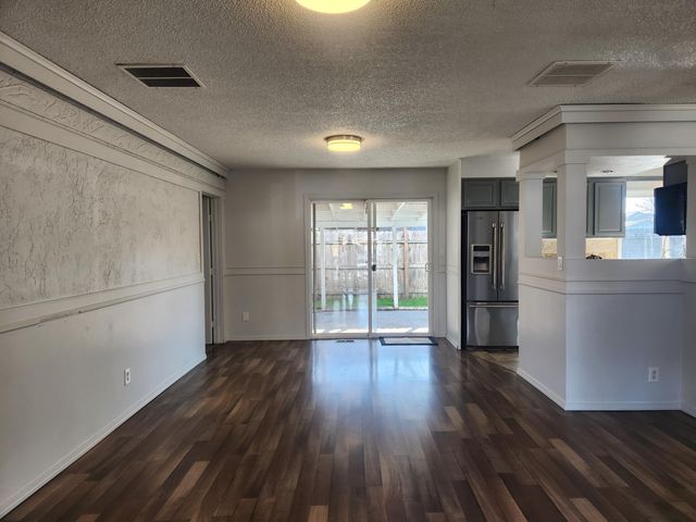 402 Emerald Circle, Medford, OR 97501