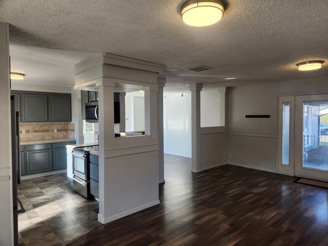 402 Emerald Circle, Medford, OR 97501