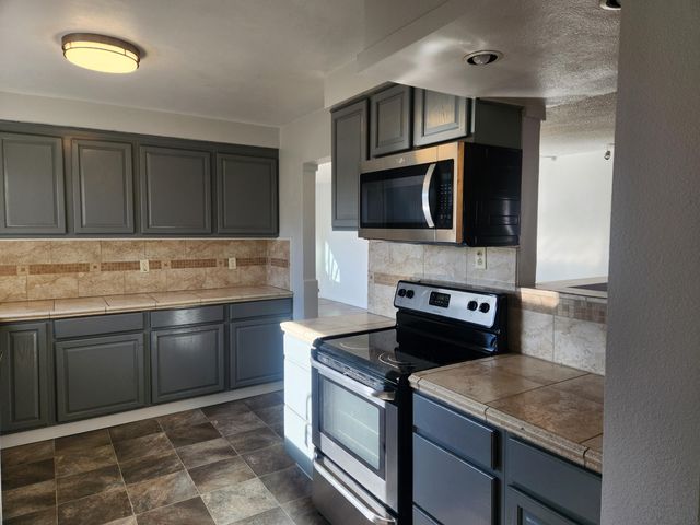 402 Emerald Circle, Medford, OR 97501