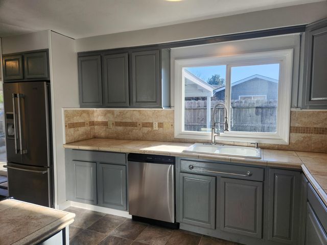 402 Emerald Circle, Medford, OR 97501