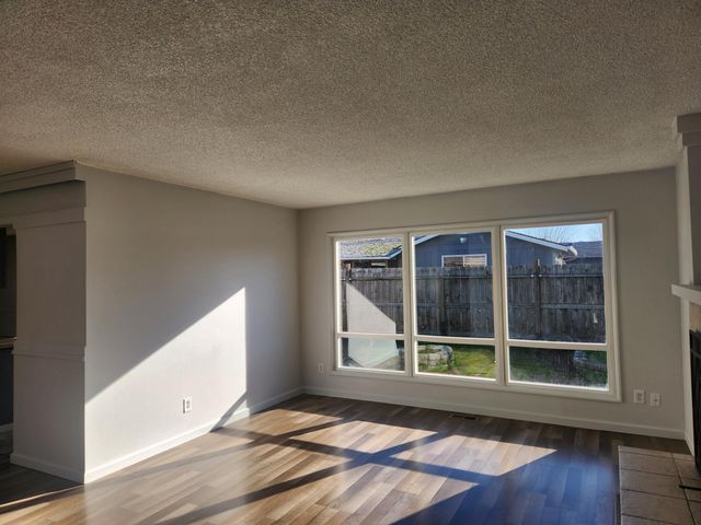 402 Emerald Circle, Medford, OR 97501