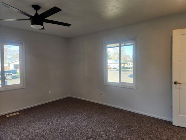 402 Emerald Circle, Medford, OR 97501