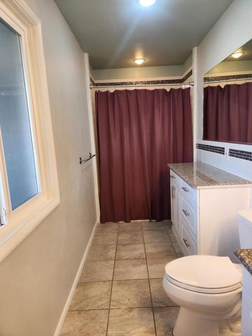 402 Emerald Circle, Medford, OR 97501