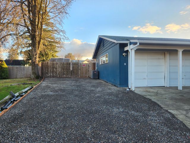 402 Emerald Circle, Medford, OR 97501