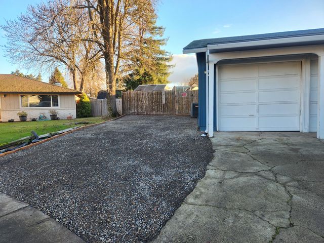 402 Emerald Circle, Medford, OR 97501