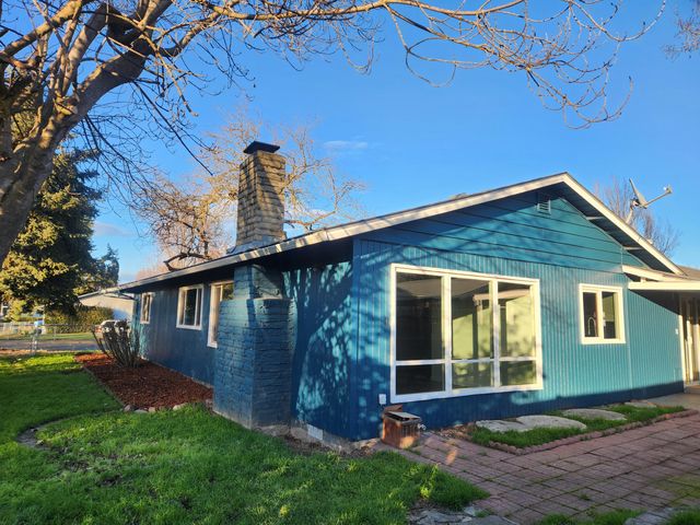 402 Emerald Circle, Medford, OR 97501