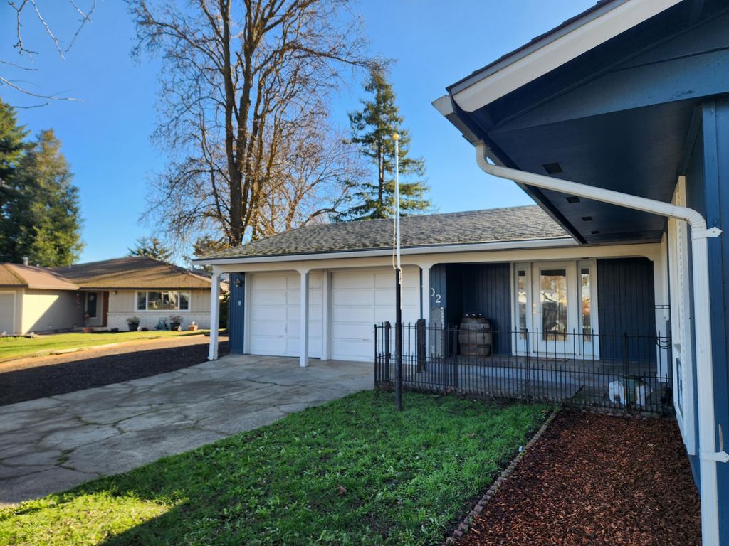 402 Emerald Circle, Medford, OR 97501