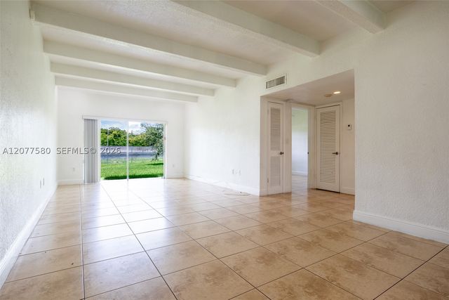 7620 SW 82nd St J102, Miami, FL 33143