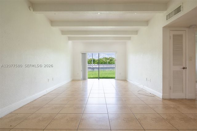 7620 SW 82nd St J102, Miami, FL 33143