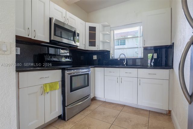 7620 SW 82nd St J102, Miami, FL 33143