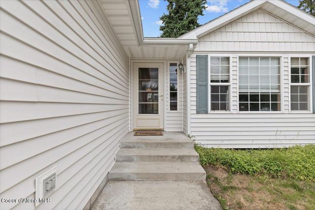 9301 N Drawbridge Ct, Hayden, ID 83835