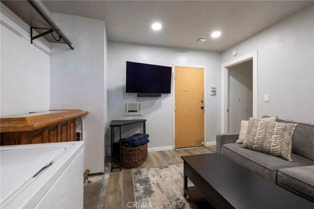 9933 Independence B, Chatsworth, CA 91311
