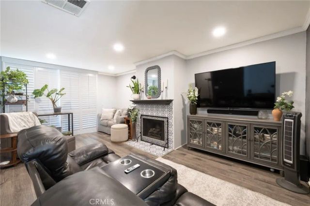 9933 Independence B, Chatsworth, CA 91311