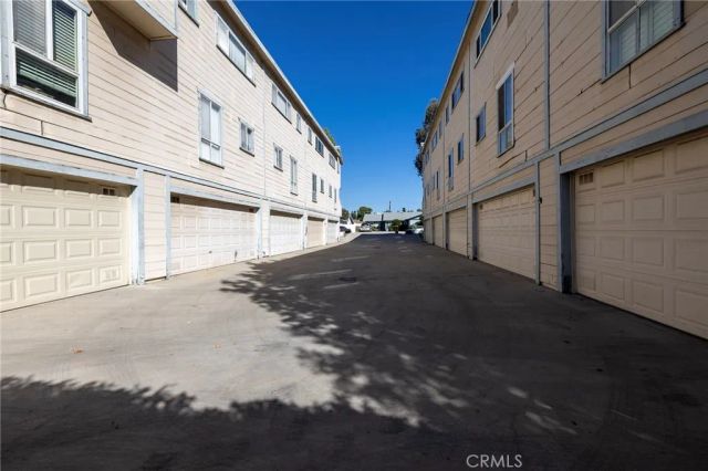 9933 Independence B, Chatsworth, CA 91311
