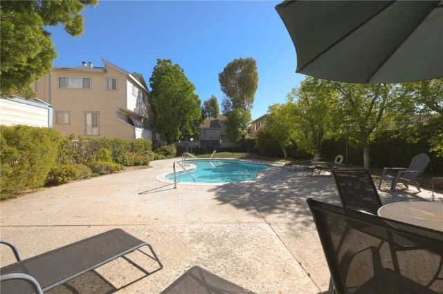 9933 Independence B, Chatsworth, CA 91311