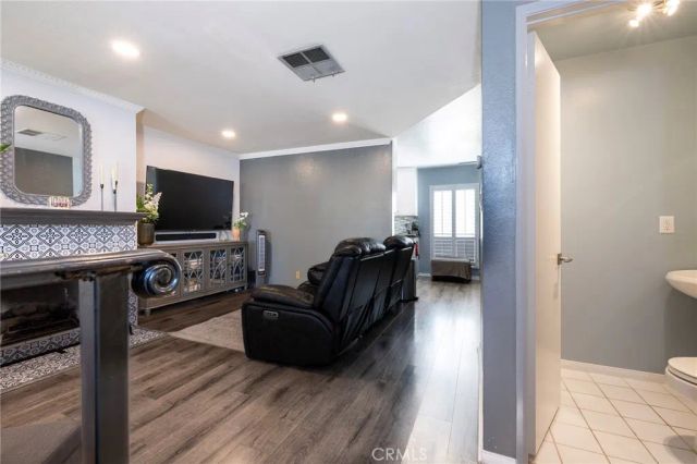 9933 Independence B, Chatsworth, CA 91311