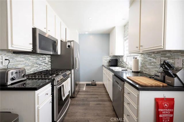 9933 Independence B, Chatsworth, CA 91311