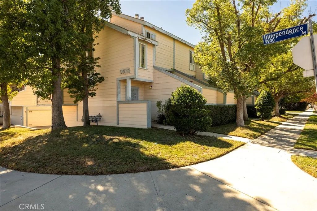 9933 Independence B, Chatsworth, CA 91311