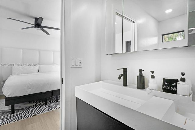 811 NE 17th Ct, Fort Lauderdale, FL 33305