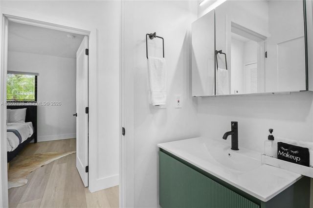 811 NE 17th Ct, Fort Lauderdale, FL 33305